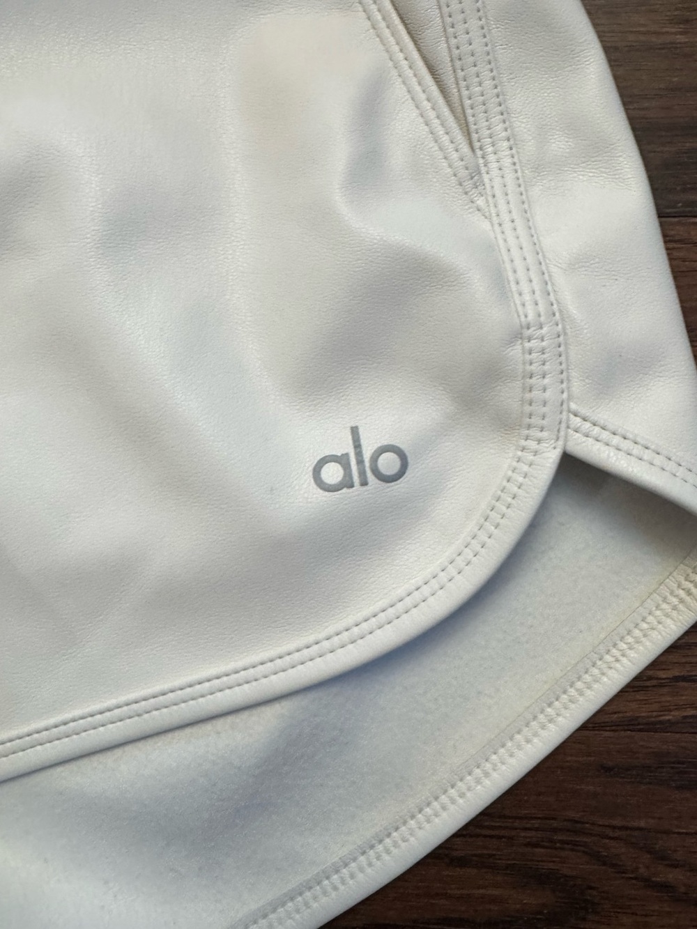 ALO Yoga Power hour faux leather ivory white shorts - Size Medium - Picture 3 of 5